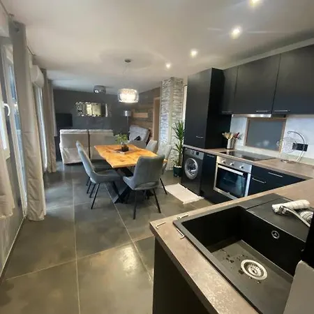 La Reine Pour Deux Personnes Avec Magnifique Vue Et Jacuzzi Appartement *